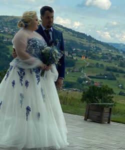 Blauwe trouwjurk. gekleurde trouwjurk, blauw wit trouwjurk, blauwe bruidsjurk
