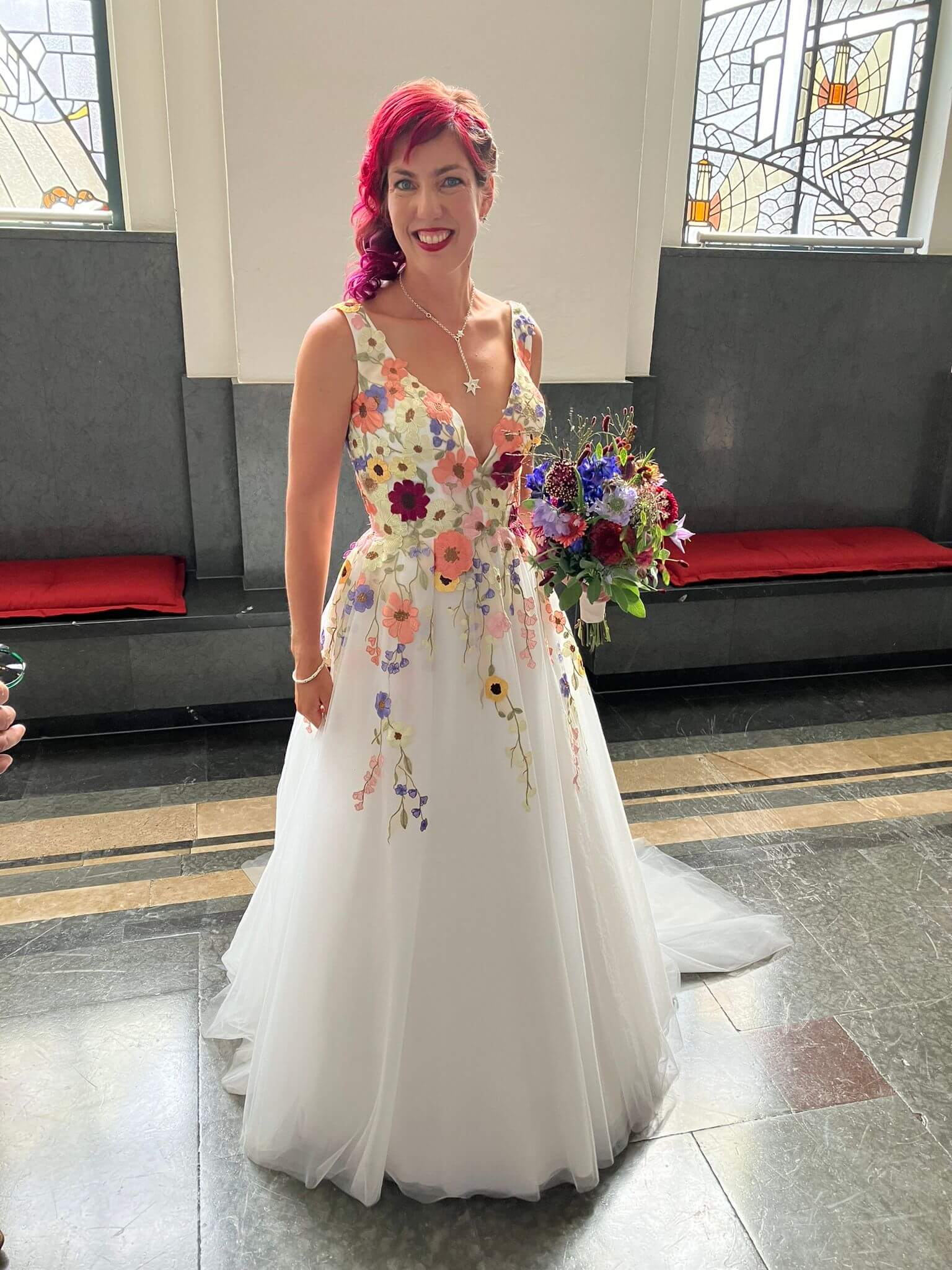 Leontien in haar gekleurde bloemen trouwjurk