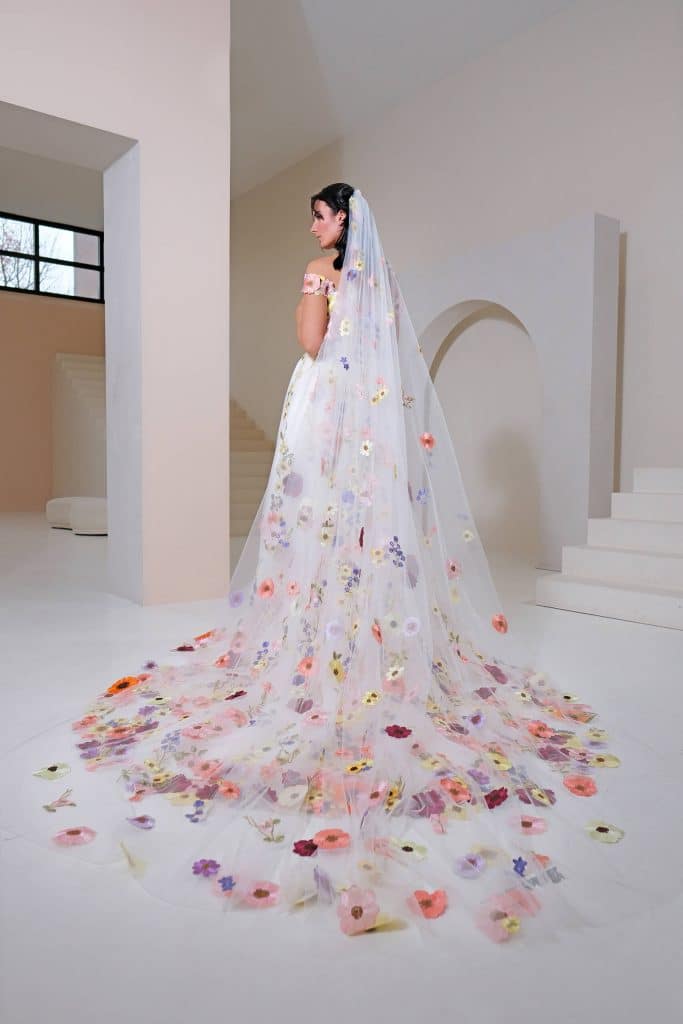 trouwjurk met bloemen kleur