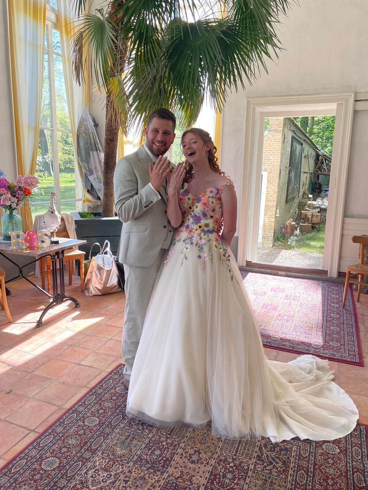 De gekleude bloemen trouwjurk van Sigrid. Een blush rok en vrolijke bloemen voor een romantiche look.