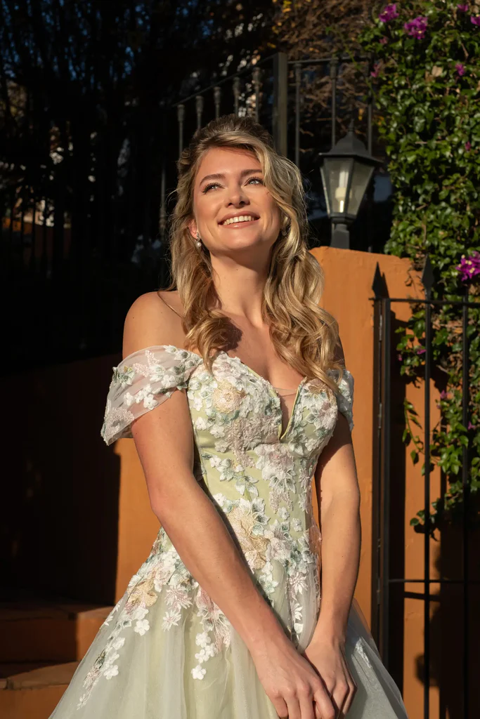 Gekleurde trouwjurk met bloemen