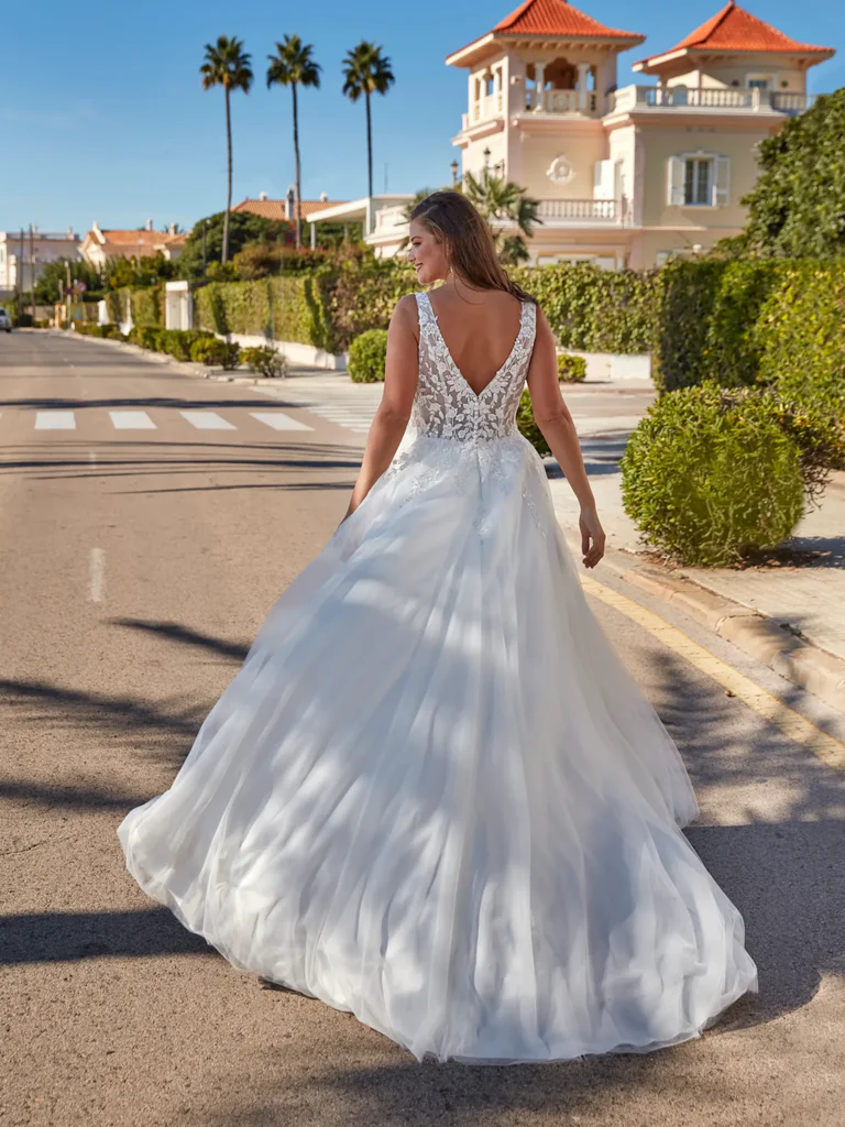 Achterzijde van een plus-size tule trouwjurk met een diepe V-rug en kanten lijfje bij Bruidsmode Mariska.